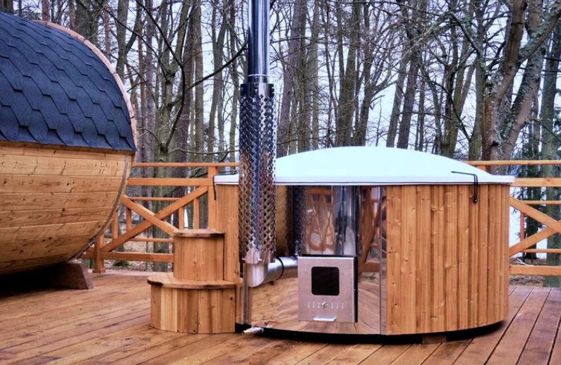 Premium Scandinavian Wood -Fired Eco Hot Tub with Fiberglass Liner, Jets & Light 8-10 person